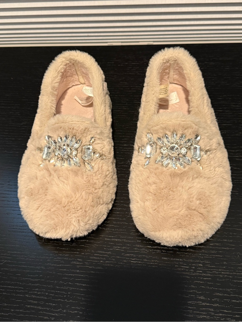 FREE PEOPLE SLIPPERS
*3rd picture is true color. - Picture 2 of 8